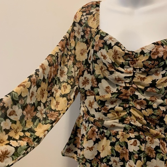 Floral sweetheart ruched blouse size L NWOT - Picture 4 of 6